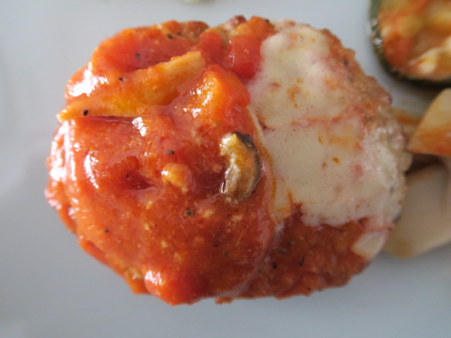 濃厚トマトソースとチーズの贅沢ハンバーグのアップ写真