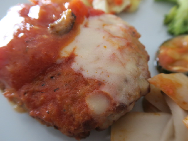 濃厚トマトソースとチーズの贅沢ハンバーグのアップ写真